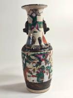 CHINE- NANKIN: Paire de vases à décor polychrome à décor...