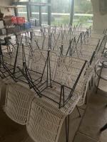 6 chaises de jardin en métal et plastique blanc.