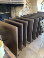 10 tables pliantes carrées en métal laqué marron 80x80cm