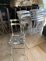 7 chaises pliantes en métal patiné gris-blanc.