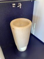 (SPA) - Vasque colonne en marbre travertin.  Diam. 45cm...