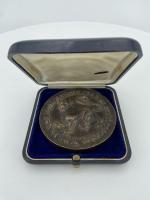 Médaille en bronze à décor d'un lion marchant et inscription...