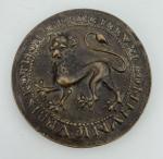 Médaille en bronze à décor d'un lion marchant et inscription...