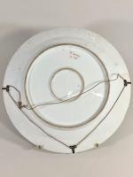 Important plat circulaire en porcelaine à décor de cachemires polychrome...