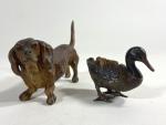 Deux bronzes de Vienne représentant un teckel et un canard,...