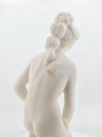 École française, Jeune femme sortant de son bain, sculpture en...