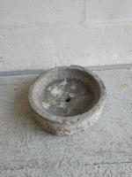 Vasque circulaire ancienne en pierre taillée, diamètre 48cm x 16cm