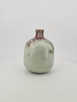 Vase soliflore en porcelaine à décor émaillé vert céladon, kaki...