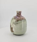Vase soliflore en porcelaine à décor émaillé vert céladon, kaki...