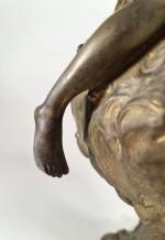 Epoque Art Nouveau : Important vase sur piédouche en bronze...