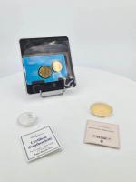Lot numismatique 3 monnaies et médailles  commémoratives:
-ROYAUME UNI. Médaille...