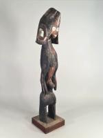 NIGERIA - MUMUYE : 
Très grande statue féminine appelée "lagalagana",...