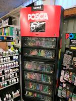 Présentoir UNI POSCA et son contenu de pastels et markers...