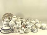 Important lot de porcelaine et faïence comprenant cafetière, théière, sucriers,...