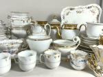 Important lot de porcelaine à décor doré comprenant cafetières, théières,...