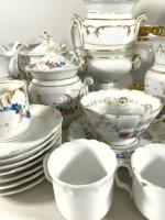 Important lot de porcelaine à décor doré comprenant cafetières, théières,...