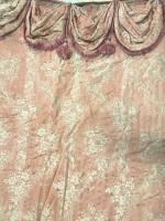 Deux paires de rideaux en soie rose à décor floral...