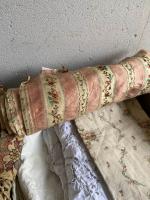 Important lot de linge de maison ancien comprenant rideaux, draps,...