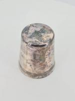 BOULANGER : Timbale en métal argenté à décor de filets,...