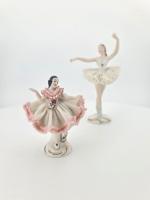 DRESDEN : Deux figurines en porcelaine représentant des danseuses
H. 14...
