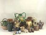 Important lot de terres cuites émaillées comprenant vases, pichets, pots...