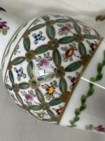 Vase balustre en porcelaine à décor de fleurs et croisillons,...