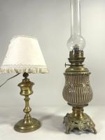 Deux lampes à pétrole en bronze et laiton, l'un à...