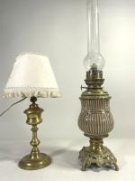 Deux lampes à pétrole en bronze et laiton, l'un à...