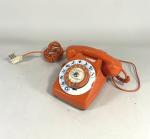 Téléphone vintage en plastique orange
H. 10 cm L. 13 cm...