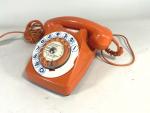 Téléphone vintage en plastique orange
H. 10 cm L. 13 cm...