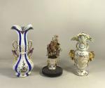 PORCELAINE DE PARIS : Trois vases en porcelaine à décor...