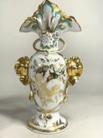 PORCELAINE DE PARIS : Trois vases en porcelaine à décor...