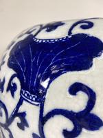 CHINE XXe s : Cache-pot en porcelaine à décor floral...