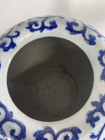 CHINE XXe s : Cache-pot en porcelaine à décor floral...