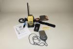 Lot d'accessoires de navigation, comprenant:
VHF 5 Watt NAVICOM, avec support...