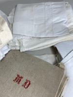 Trois sacs de linge de maison comprenant nappes (brodées pour...