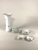 MEISSEN : Lot de porcelaine comprenant un vase H. 25...