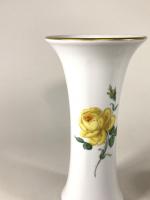 MEISSEN : Lot de porcelaine comprenant un vase H. 25...