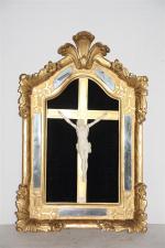 France XVIIIe, crucifix en ivoire sculpté, le périzonium retenu par...