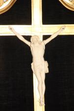 France XVIIIe, crucifix en ivoire sculpté, le périzonium retenu par...