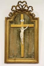 Christ en ivoire XVIIIème dans son encadrement en bois doré...