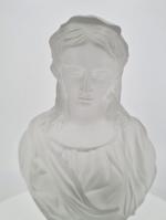 BACCARAT : Buste de Vierge en cristal opaque. Signé. H....