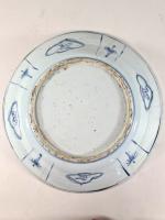 CHINE, XVIIe siècle : Important plat en porcelaine à décor...