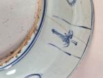 CHINE, XVIIe siècle : Important plat en porcelaine à décor...