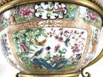 CANTON, Fin XIXe siècle : Bol à punch en porcelaine...