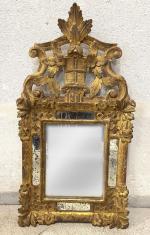 FRANCE, XVIIIe siècle : Miroir à parecloses à fronton ajouré...