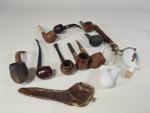 Collection de 10 pipes en bois ou porcelaine dont certaines...