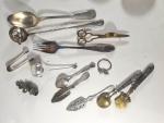 Lot d'objets en métal argenté comprenant notamment: 8 coupelles, un...