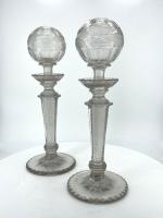 Deux lampes à huile en cristal gravé. Fin XIXe siècle
H....
