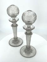 Deux lampes à huile en cristal gravé. Fin XIXe siècle
H....
